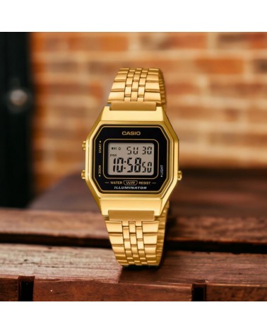 Reloj Casio pequeño dorado LA680WEGA-1